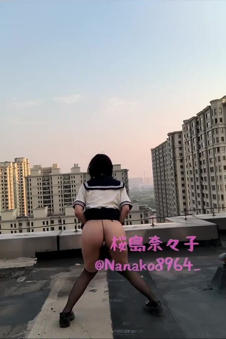 Dâm nữ học sinh dâm mông to đeo sextoy vào đít trốn lên sân thượng show hàng public